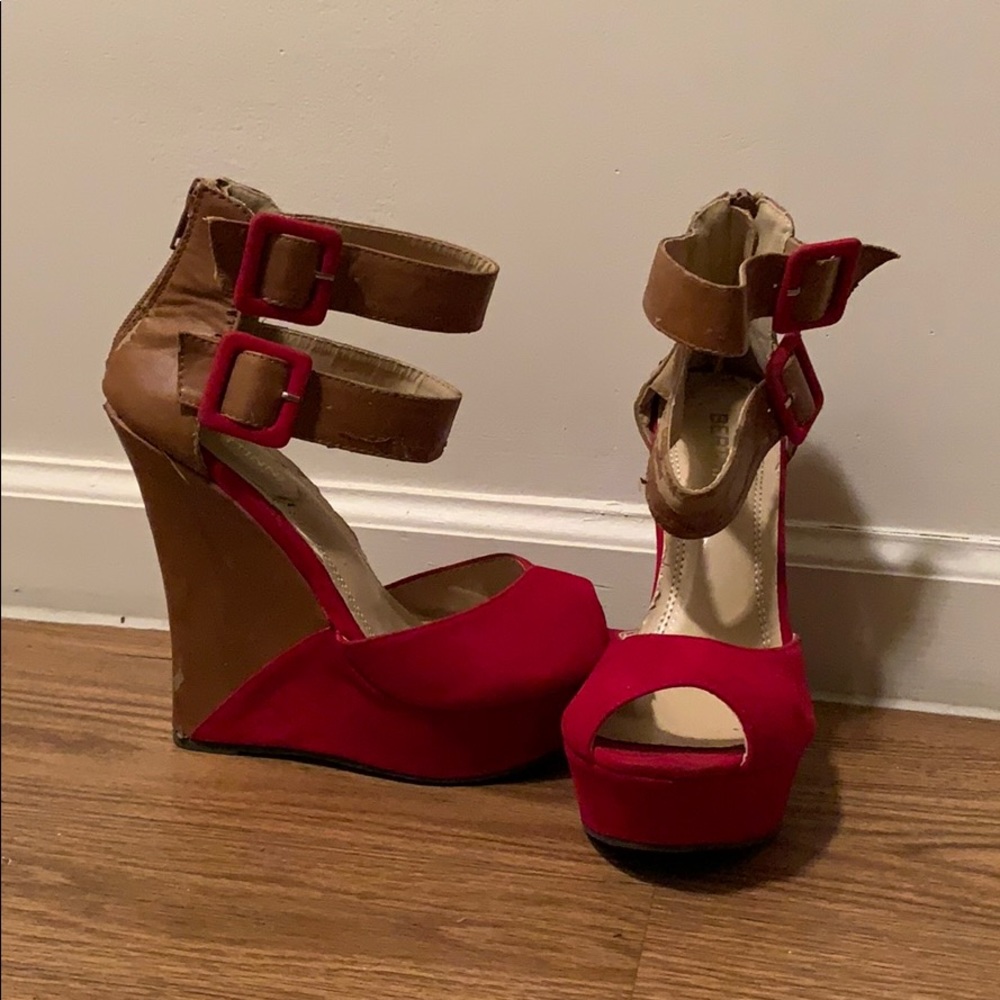Red and chestnut brown wedges
